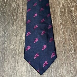 Mens Tauk Tie Red Wine Grapes